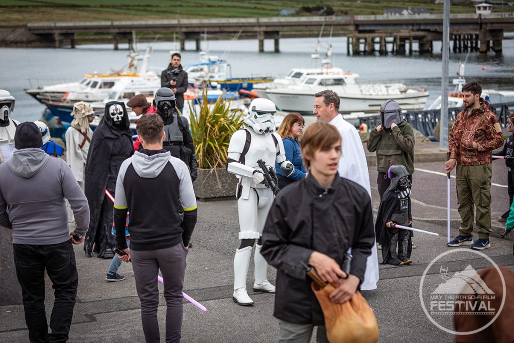 Crowds gathering by the harobur