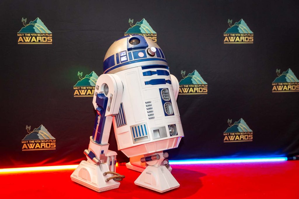 R2D2 with light sabers